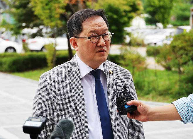 ‘건진법사 관봉권 띠지’ 유실 사건 관련 서울남부지검 수사관 2명을 고발한 김경호 변호사가 24일 고발인 조사를 받기 위해 대전 유성경찰서에 출석하고 있다. 연합뉴스