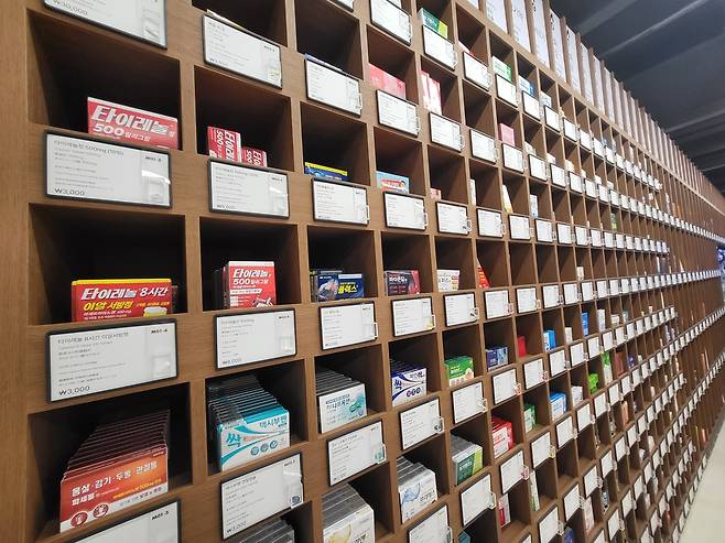 자주 찾는 감기약·진통제가 전시품처럼 배열돼 있었다. 뮤지엄 약국만의 큐레이션 방식이다.