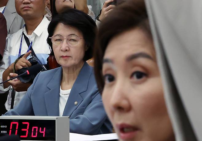 추미애 법제사법위원장이 24일 서울 여의도 국회에서 열린 법사위 전체회의에서 나경원 국민의힘 의원을 바라보고 있다. 뉴시스