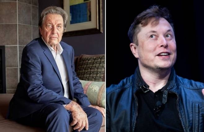 오른쪽은 일론 머스크 테슬라 CEO, 왼쪽은 그의 아버지 에롤 머스크 자료사진