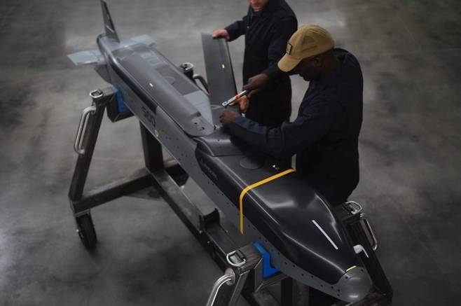 작업자가 바라쿠다-500 날개 부품을 장착하는 장면. ‘간단한 공구로 조립 가능’하다는 생산성 강조 메시지를 보여준다. 출처=안두릴