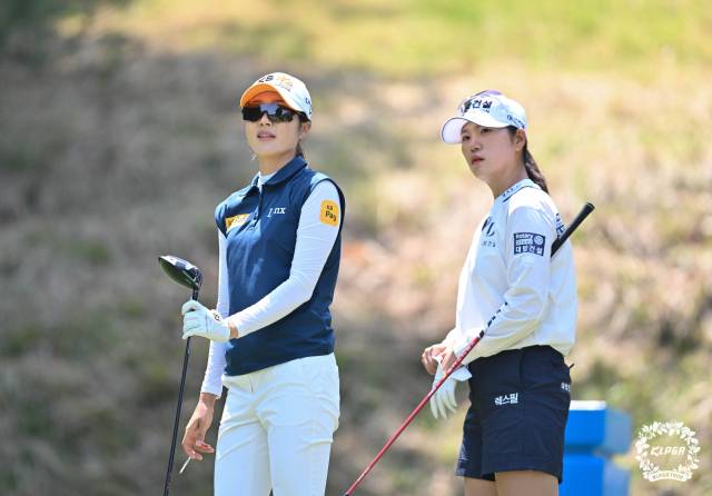 동반 라운드를 하고 있는 안송이(왼쪽)와 김민선7. 사진 제공=KLPGA