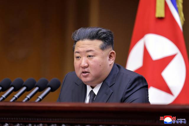 북한 최고인민회의에서 김정은 북한 국무위원장이 연설하고 있다. 평양 조선중앙통신=연합뉴스
