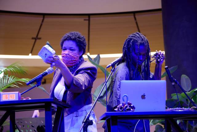 블랙퀀텀 퓨처리즘의 라시다 필립스(왼쪽)와 카메이 아예와가 전시 오프닝에서 퍼포먼스를 펼치고 있다. 사진 제공=샤넬컬처펀드