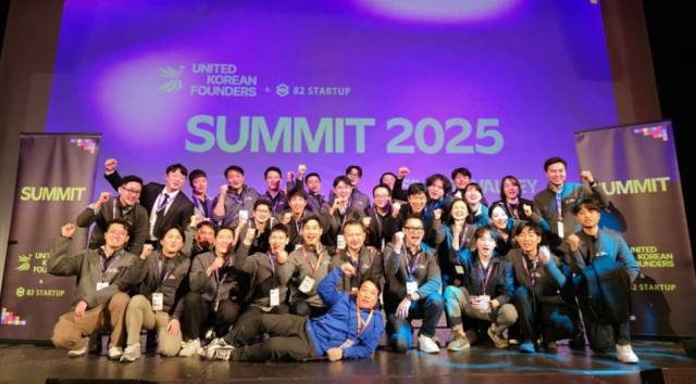 2025년 1월 미국 실리콘밸리에서 열린 'UKF 82스타트업 서밋'에서 투자자들과 스타트업 창업자들이 기념촬영을 하고 있다. 사진 제공=중소벤처기업부