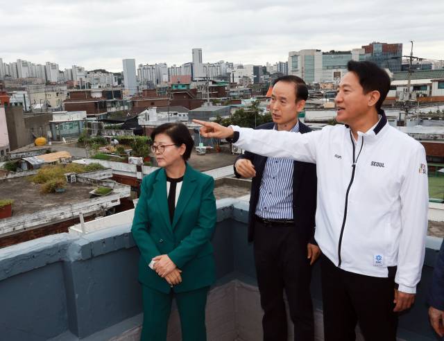 오세훈(왼쪽 세 번째) 서울시장이 24일 이순희(왼쪽) 강북구청장과 함께 강북구 미아동 403번지 일대의 미아2재정비촉진구역 현장을 살펴보고 있다. 연합뉴스