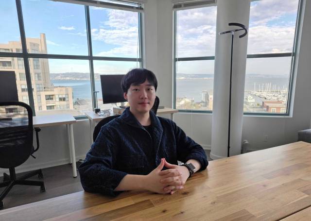 지난 16일 미국 샌프란시스코 사무실에서 서울경제신문과 만난 김진우 라이너 대표가 미국 시장 진출 전략에 대해 설명하고 있다.