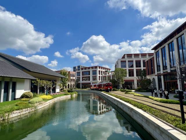 22일 방문한 중국 상하이 칭푸구의 화웨이 ‘롄추후 연구개발(R&D) 센터’. 여의도 절반 면적의 부지에 미국식 건축 양식으로 조성된 연구동에선 현재 약 2만 5000명의 연구 인력이 화웨이의 핵심 기술을 개발하고 있다. 당나라 시대 건축풍으로 만든 건물(왼쪽)은 외부 귀빈 접대를 위해 조성됐고, 붉은색 트램은 광활한 연구단지를 편리하게 이동할 수 있도록 돕고 있다. 상하이=김광수특파원