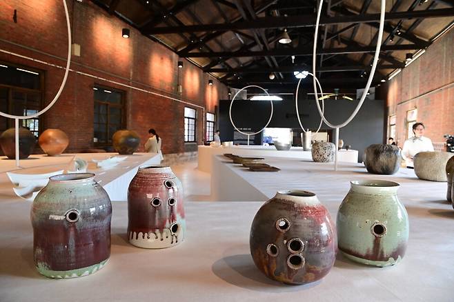 지난 2023년 열린 제2회 진주전통공예비엔날레 주 전시장 전경 ⓒ진주시