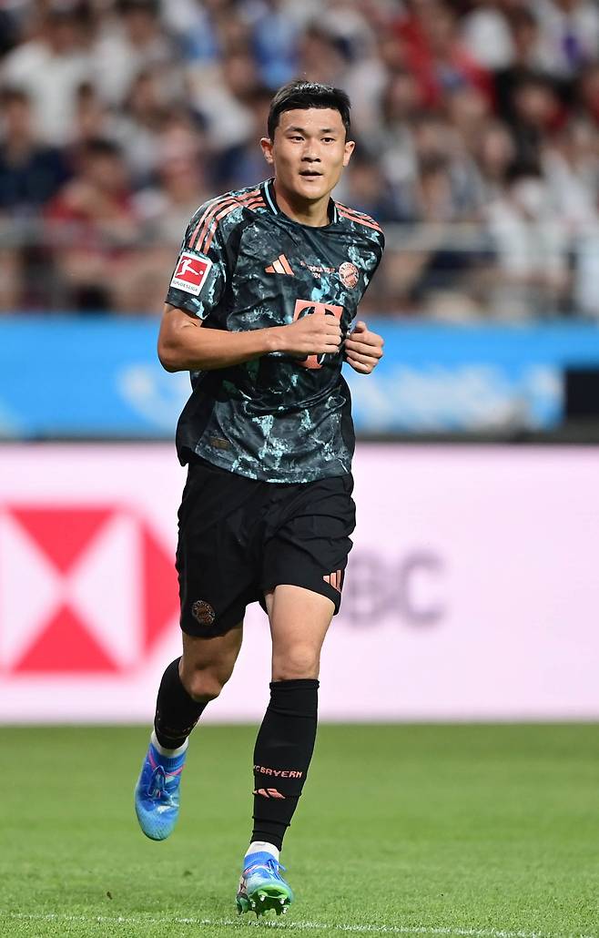 바이에른 뮌헨 김민재의 부상이 심각하지 않은 것으로 나타났다. 21일(한국시간) 호펜하임전에서 왼쪽 종아리 부상을 입었지만 23일 팀 훈련에 복귀해 간단한 공 훈련을 진행하며 착실히 몸을 만들고 있는것으로 전해졌다. 스포츠동아DB