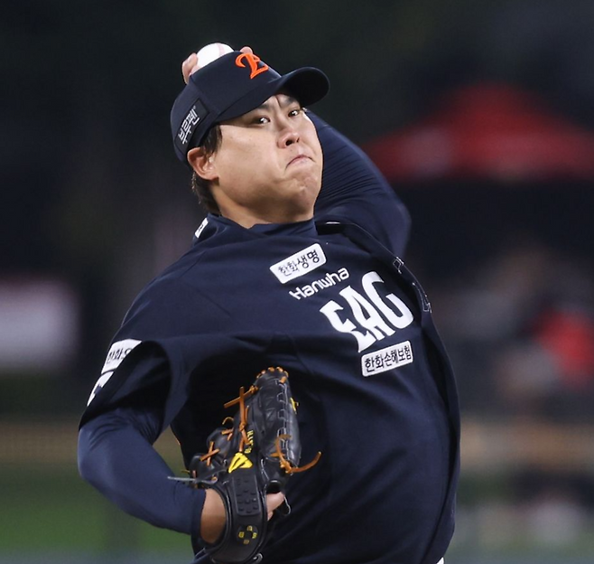 한화 류현진이 26일 대전 한화생명볼파크에서 열리는 LG전에 선발투수로 등판한다. 한화는 LG와 정규시즌 우승을 놓고 다투는 운명의 3연전에 류현진, 문동주, 코디 폰세를 차례대로 선발 마운드에 올린다. 사진제공｜한화 이글스