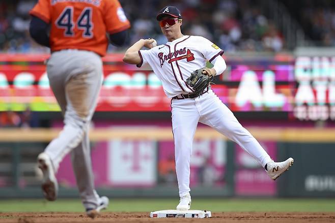 애틀랜타 김하성(오른쪽)은 24일(한국시간) 트루이스트파크에서 열린 ‘2025 MLB’ 워싱턴과 홈경기에서 5번타자 유격수로 선발출전해 4타수 무안타를 기록했다. 타선에서는 부침을 겪었지만, 환상적인 수비로 팀 승리에 보탬이 됐다.｜AP뉴시스