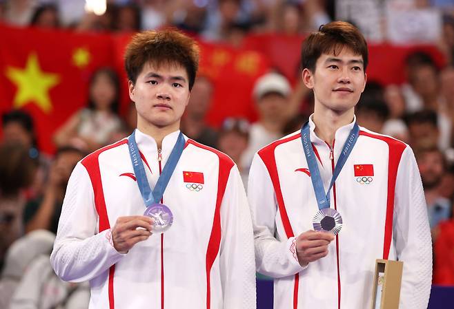 2024 파리올림픽 배드민턴 남자복식에서 은메달을 딴 량웨이컹과 왕창. Getty Images코리아