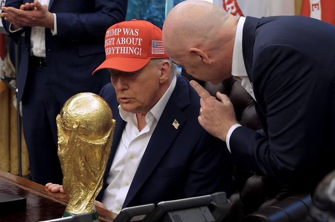 지난 8월 미국 백악관 집무실에서 잔니 인판티노 FIFA 회장과 함께 2026년 월드컵 조추첨 개최 계획을 발표하는 도널드 트럼프 미국 대통령. 게티이미지