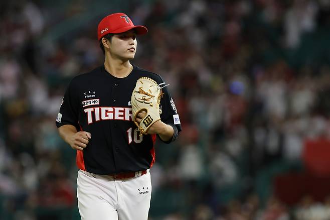 KIA 김태형이 23일 인천 SSG전 이닝을 마치고 더그아웃으로 향하고 있다. KIA 타이거즈 제공