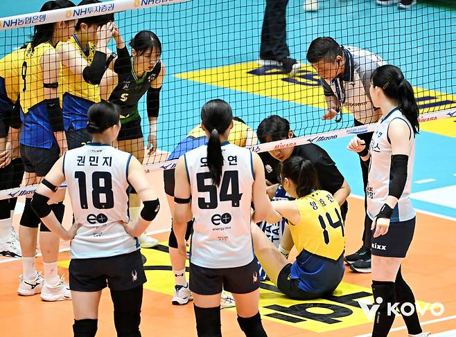 지난 23일 컵대회 GS칼텍스전에서 부상을 입은 현대건설 양효진. KOVO 제공