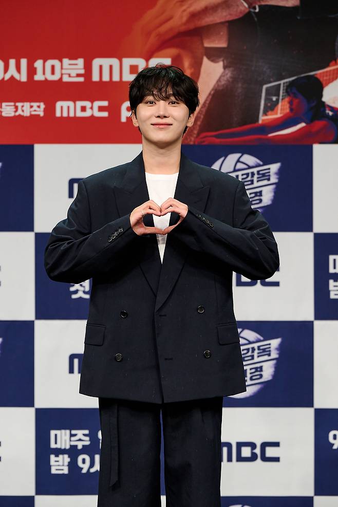 그룹 세븐틴의 멤버 부승관이 24일 오후 서울 상암동 MBC 골든마우스홀에서 열린 새 예능 ‘신인감독 김연경’의 제작발표회에 참석해 포즈를 취하고 있다. 사진 MBC