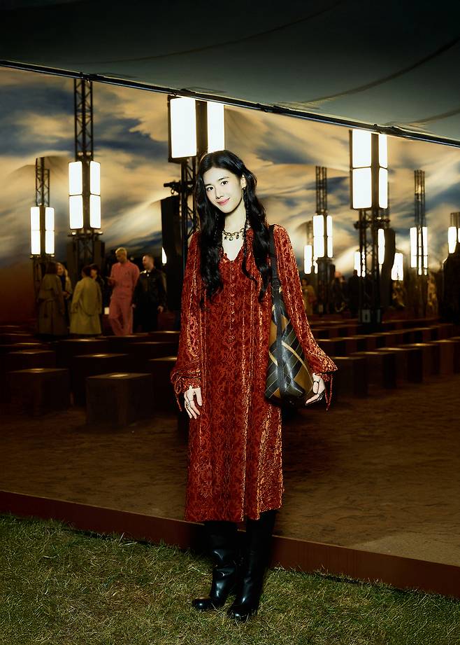 배우 정은채. 버버리 제공