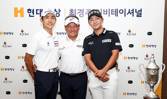 최경주(가운데)가 현대해상 최경주 인비테이셔널 개막을 하루 앞둔 24일 경기 여주시 페럼클럽에서 기자회견을 한 뒤 이수민(왼쪽), 옥태훈과 기념촬영하고 있다. KPGA 제공