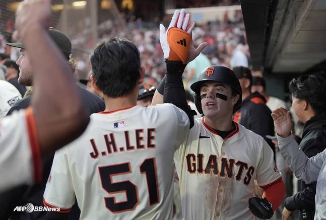 더그아웃에서 하이 파이브를 하는 이정후(왼쪽)과 드류 길버트. /AFPBBNews=뉴스1