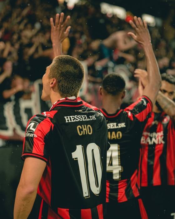 조규성(10번)이 21일 오전 1시(한국시간) 덴마크 헤르닝 MCH 아레나에서 열린 2025~2026시즌 덴마크 수페르리가 9라운드 홈 경기 중 관중 앞에서 포효하고 있다. /사진=미트윌란 공식 사회관계망서비스(SNS)