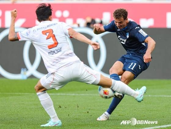 김민재(왼쪽)가 20일(한국시간) 독일 진스하임 프리제로 아레나에서 열린 호펜하임과 2025~2026시즌 분데스리가 4라운드 원정 경기 도중 상대 공격수의 슈팅을 막고 있다. /AFPBBNews=뉴스1