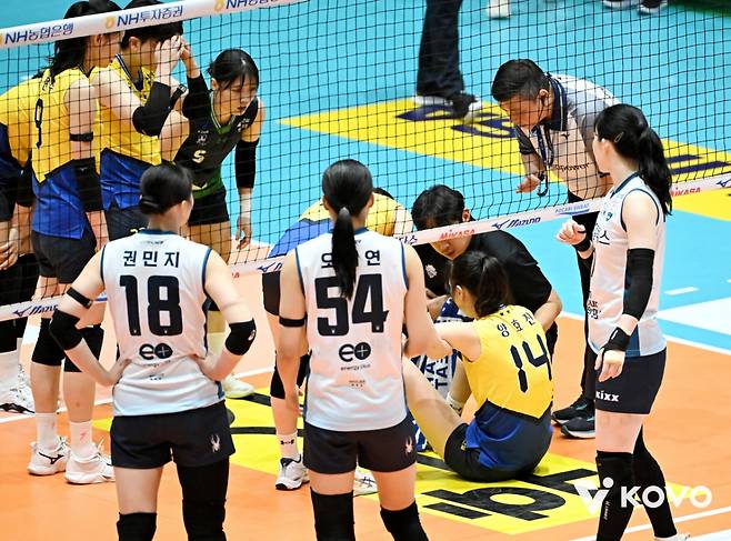 지난 23일 전남 여수 진남체육관에서 열린 2025 여수·NH농협컵 프로배구대회 여자부 2차전 GS칼텍스전에서 팀 동료와 충돌해 쓰러진 현대건설 양효진. /사진=한국배구연맹(KOVO) 제공