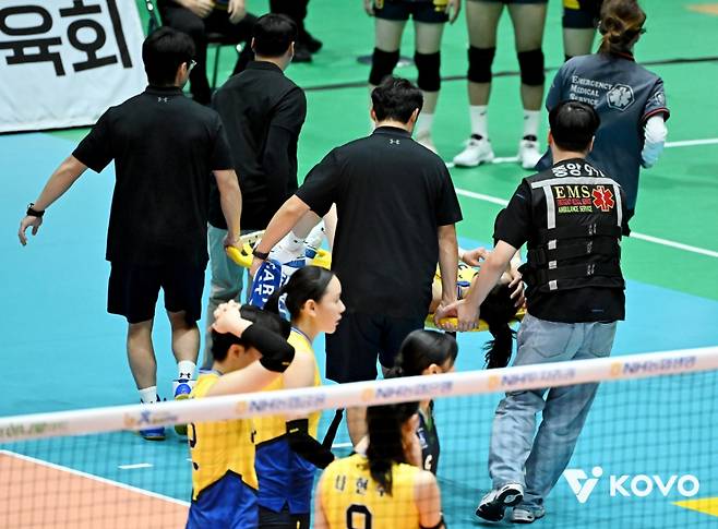 지난 23일 전남 여수 진남체육관에서 열린 2025 여수·NH농협컵 프로배구대회 여자부 2차전 GS칼텍스전에서 팀 동료와 충돌해 쓰러진 뒤 들것에 실려 빠져나가고 있는 현대건설 양효진. /사진=한국배구연맹(KOVO) 제공