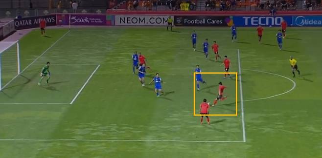 지난 16일 춘천송암스포츠타운 주경기장에서 열린 상하이 선화와의 아시아축구연맹(AFC) 챔피언스리그 엘리트(ACLE) 리그 스테이지 1차전 득점으로 이어진 홍철(노란색 네모)의 슈팅 장면. 홍철의 이 골은 강원의 창단 17년 ACLE 첫 득점으로 남았다. /사진=AFC 중계화면 캡처