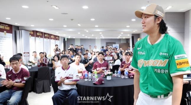 키움 에이스 안우진이 24 고척스카이돔에서 열린 키움 2026 새내기들 환영행사에서 멘토링을 위해 행사장으로 들어서고 있다. /사진=강영조 선임기자