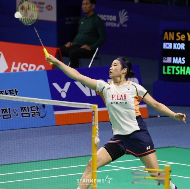 안세영이 여자 단식 32강전에서 공격을 시도하고 있다. /사진=김진경 대기자