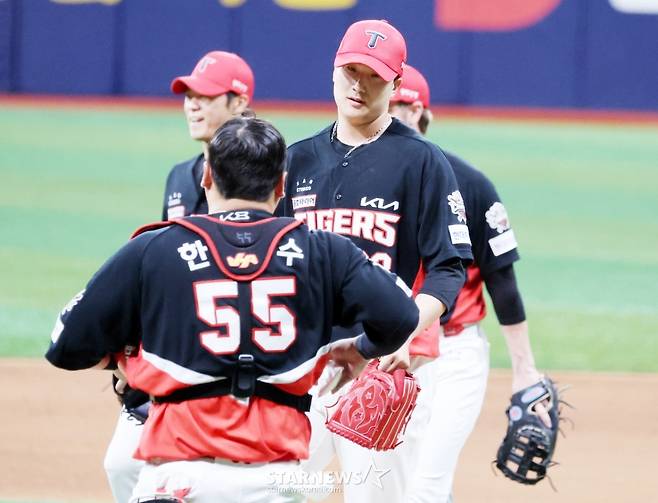 [한번에쓱]9회말 무실점 정해영 '2-0 팀완봉승 자축하는' KIA타이거즈