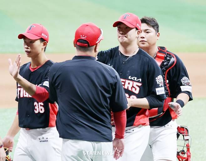 [한번에쓱]9회말 무실점 정해영 '2-0 팀완봉승 자축하는' KIA타이거즈