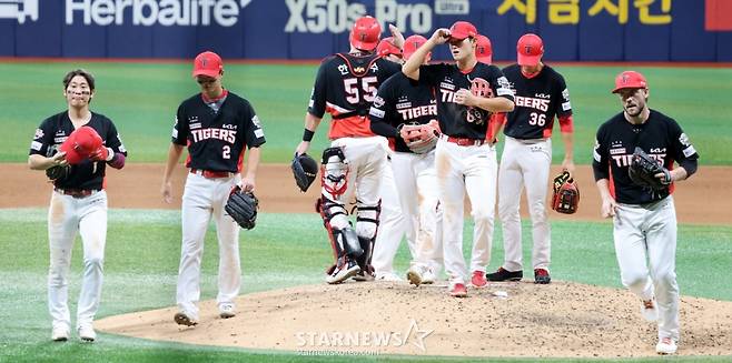 [한번에쓱]9회말 무실점 정해영 '2-0 팀완봉승 자축하는' KIA타이거즈