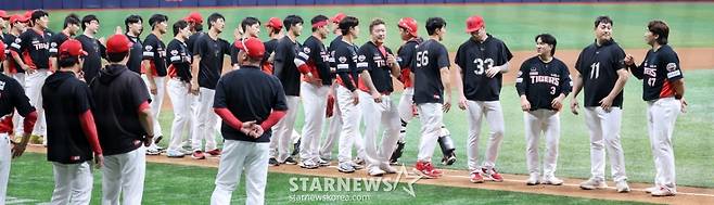 [한번에쓱]9회말 무실점 정해영 '2-0 팀완봉승 자축하는' KIA타이거즈