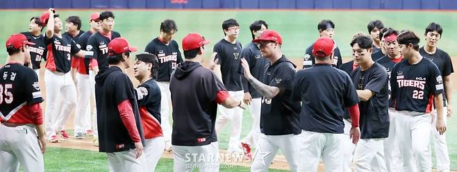 [한번에쓱]9회말 무실점 정해영 '2-0 팀완봉승 자축하는' KIA타이거즈