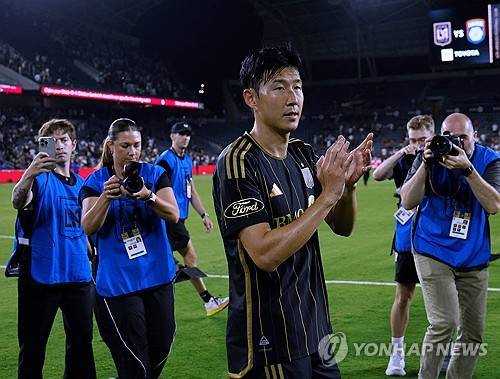 미국 매체 'LA타임즈'가 24일(한국시간) LAFC에서 활약하는 손흥민을 조명하면서 선수로서가 아닌 한 인간으로서 너무나 훌륭하다고 집중 조명했다.&nbsp;연합뉴스
