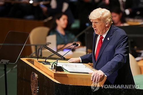 유엔총회 연설하는 트럼프 대통령 (로이터=연합뉴스) 도널드 트럼프 미국 대통령이 23일(현지시간) 뉴욕 유엔본부에서 열린 유엔총회에서 연설하고 있다. 2025.9.23