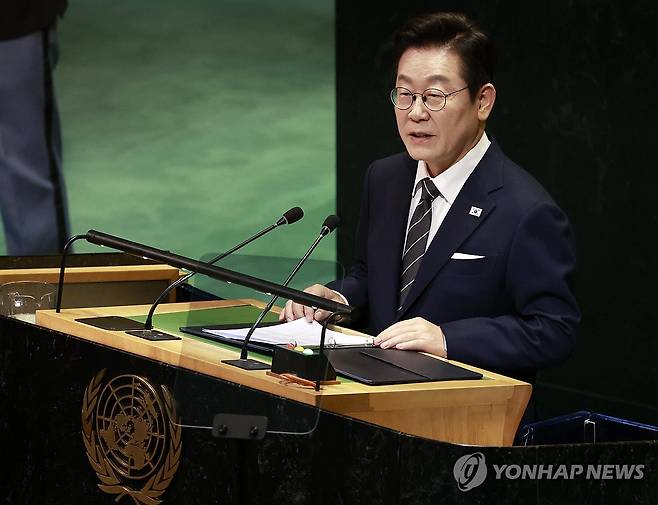 이재명 대통령, 유엔 기조연설 (뉴욕=연합뉴스) 한상균 기자 = 이재명 대통령이 23일(현지시간) 미국 뉴욕 유엔본부 총회장에서 기조연설을 하고 있다. 2025.9.24 xyz@yna.co.kr