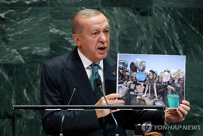 에르도안 연설 (유엔 로이터=연합뉴스) 23일(현지시간) 미국 뉴욕 유엔총회에서 레제프 타이이프 에르도안 대통령이 연설 도중 가자지구 참상을 알리는 사진을 들어보이고 있다. 2025.9.24 photo@yna.co.kr