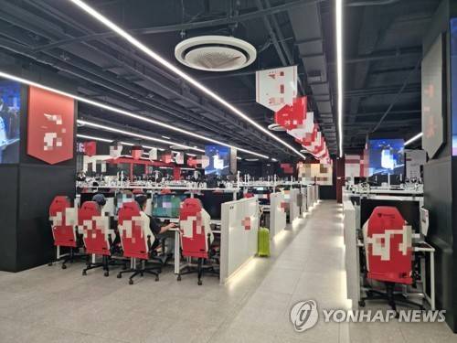 외국인들이 많이 찾는 홍대입구역 인근 PC방 (서울=연합뉴스) 서윤호 인턴기자 = 지난 18일 홍대입구역 인근 PC방에서 사람들이 게임을 즐기고 있다. 2025.09.24