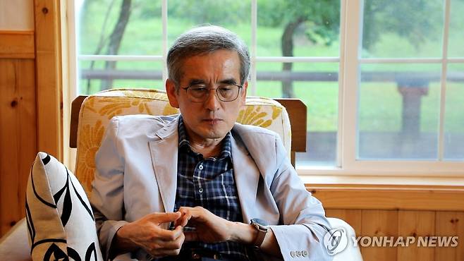 연합뉴스와 인터뷰 중인 이계호 충남대 명예교수 [촬영 이다빈]