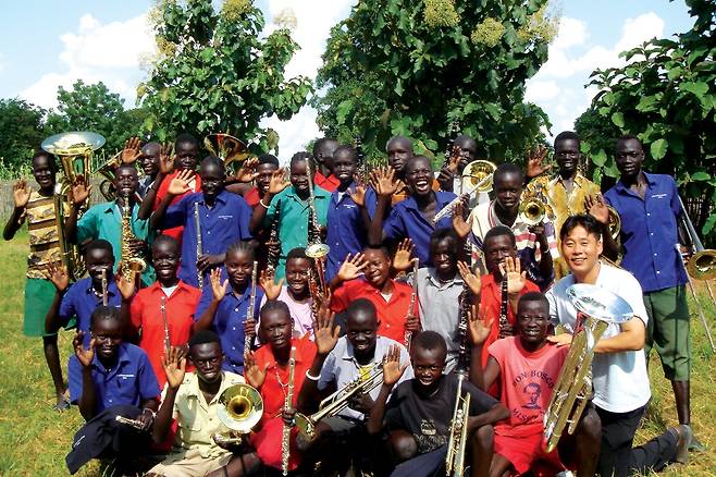 이태석 신부가 만든 톤즈 브라스밴드. 맨 윗줄 왼쪽에서 두번째가 토마스 타반 아콧씨 ['이태석신부의 수단어린이장학회' 제공. 재판매 및 DB 금지]