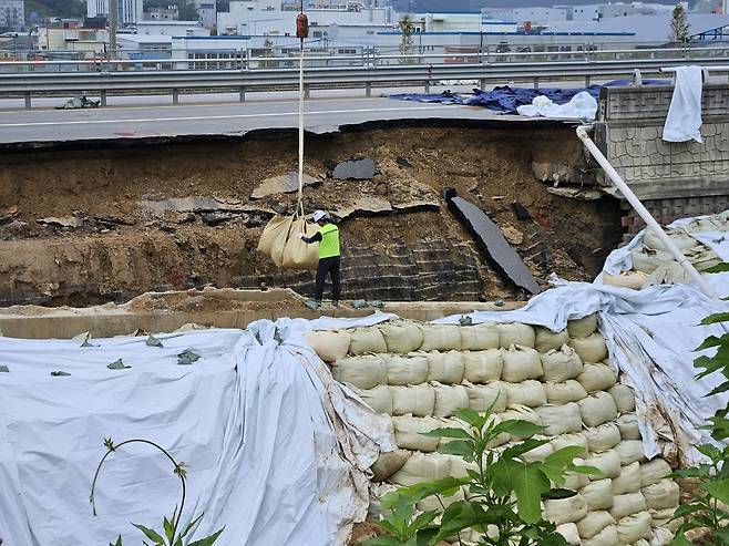 지난 16일 임시 복구가 진행 중인 옹벽 붕괴 현장 [촬영 권준우]