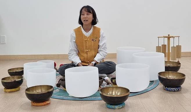 싱잉볼 명상 지도하는 산림치유지도사  [촬영 박주영]