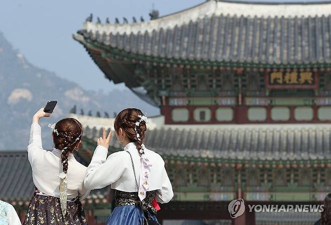경복궁 관람객 모습  [연합뉴스 자료사진]