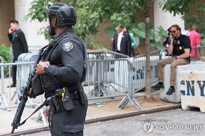 유엔본부 인근의 중무장한 뉴욕경찰 요원 [AFP 연합뉴스 자료사진. 재판매 및 DB 금지]