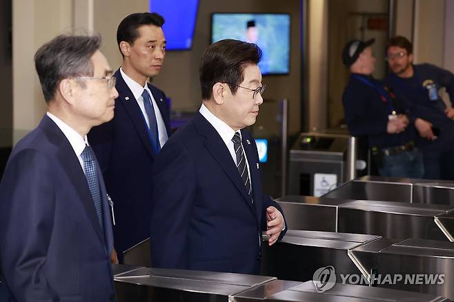 이재명 대통령, 유엔 도착 (뉴욕=연합뉴스) 한상균 기자 = 이재명 대통령이 23일(현지시간) 기조연설을 위해 미국 뉴욕 유엔본부에 도착하고 있다. 왼쪽은 조현 외교부 장관. 2025.9.24 xyz@yna.co.kr