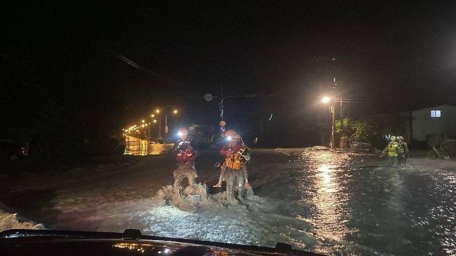 대만 화롄 홍수 피해자를 업은 구조대원들 [CNA 캡처. 재판매 및 DB금지]
