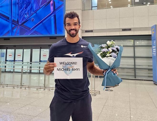 인천공항을 통해 입국한 삼성화재의 미힐 아히  [삼성화재 배구단 제공. 재판매 및 DB 금지]